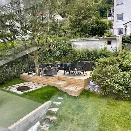 Nydelig Med Utsikt, Hage Og Parkering Bergen